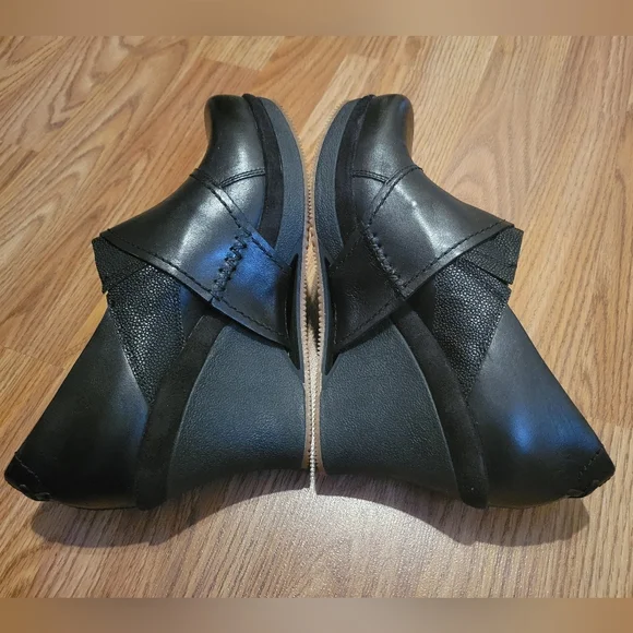 MOZO Divine Platform Wedge Black Leather Pump, 9.5 - Picture 5 of 8